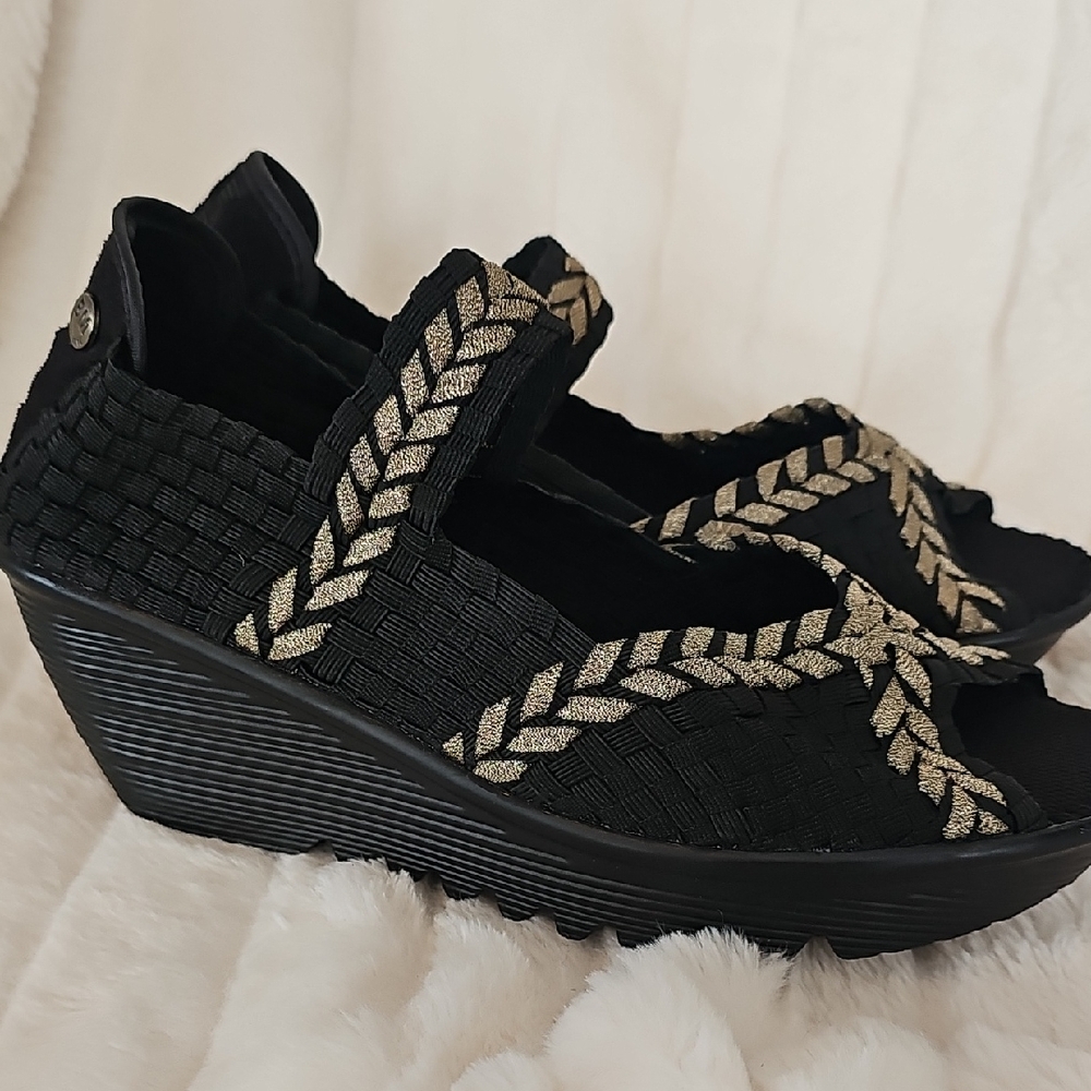 bernie mev. Black and Gold Woven Wedges